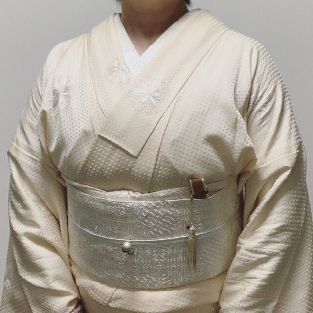 ある日の 
#着物コーディネート

#琥珀織の帯

ご購入いただけます💕

詳しくは

2枚目からの

お知らせ📢を。

【　#きものサローネ 2023
今年も出展いたします】

東京国際フォーラムにて
11月4日・5日開催の
きものサローネ 2023

今年も出展させていただきます。

#着物スタイル協会 
@kimonostyle_assoc  ブースでは、先日、近藤サトさんのYouTubeでもご紹介いただきました #着物パーソナルカラー診断  をさせていただきます。

◾️着物パーソナルカラークイック診断→約30分・¥3,850
現在予約枠は満席🈵

当日枠は開場と同時にブースまでご予約にお越しくださいませ。

また、

▶︎着物スタイル協会オリジナルの雪輪文様の琥珀織の帯
（お仕立て上がりとなります。今回はお仕立てサービスの159,500円）
▶︎色監修しましたリップBENI
▶︎パーソナルカラー白半襟
▶︎オリジナルパーソナルカラーストールMATOU（5,500円）

も販売いたします✨

入場にはチケットが必要となっております。チケットも、当日券は現金払いよりもWeb払いの方が500円お得になっております。

ぜひきものサローネ　@kimono_salone  のインスタのトップページリンクからチケットの購入方法をご覧くださいませ。

たくさんの皆様にお会いできることを楽しみにしております♫

☆☆☆☆☆☆☆☆☆☆☆☆☆☆☆☆☆☆☆ 

着物をもっと気軽に、楽しく、素敵に✨

☆☆☆☆☆☆☆☆☆☆☆☆☆☆☆☆☆☆☆

■□■□■□■□■□■□■□■□■
【新浦安】きものサロン
〜KIMONO 美 STYLE〜
🅿️駐車場有り

-salon menu-
🍀顔タイプ着物診断
🍀着物パーソナルカラー診断
🍀振袖パーソナルカラー診断
🍀着物のための骨格診断と補整アドバイス
🍀着付け教室
🍀出張着付け

ご予約、お申込み、お問い合わせは

ダイレクトメール
📧saeko@kimonobistyle.com
もしくは
ホームページ
💻https://kimonobistyle.com
をご覧ください🙇🏻‍♀️
■□■□■□■□■□■□■□

#顔タイプ着物アドバイザー
#新浦安
#浦安
#舞浜
#着付け
#着物スタイルアドバイザー
