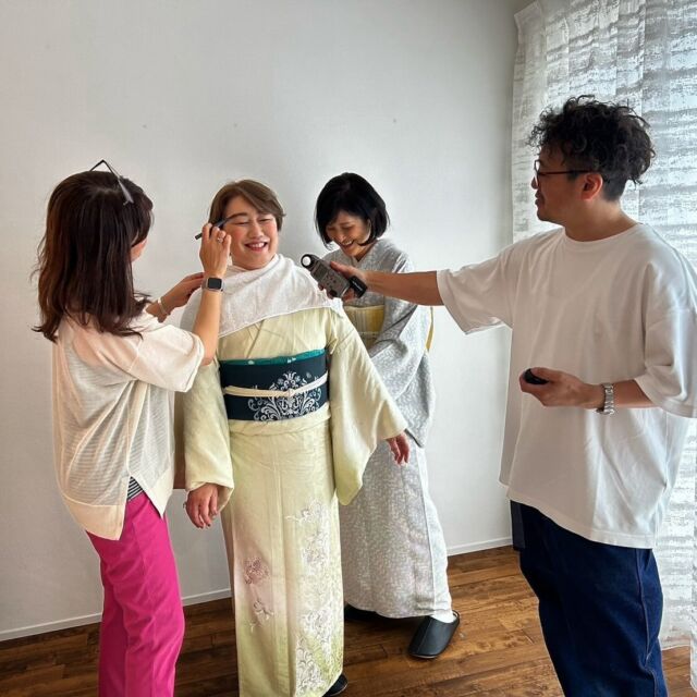 2024.06.16  #着物スタイル協会　にて
#プロフィール写真撮影会  髪を切ってから
もう何年経ったでしょうか…  ホームページなどの
#プロフィール写真　は
アップスタイルのままだったので
やっとアップデートができます😅  ヘアメイクは協会の代表が　@kimono_goto_shiori 
着付けは副代表が　@natsukohoshina 
手直ししてくださり  今回、代表のご友人のカメラマンさんに
本格的にポーズの指導を受けて
撮っていただきました。  いゃ〜
自然な美しい笑顔…
難しいですわ〜  出来上がりが楽しみです✨  ☆☆☆☆☆☆☆☆☆☆☆☆☆☆☆☆☆☆  着物をもっと気軽に、楽しく、素敵に✨  ☆☆☆☆☆☆☆☆☆☆☆☆☆☆☆☆☆☆☆  ■□■□■□■□■□■□■□■□■
【新浦安・舞浜】きものサロン
〜KIMONO 美 STYLE〜
🅿️駐車場有り  -salon menu-
🍀顔タイプ着物診断
🍀着物パーソナルカラー診断
🍀振袖パーソナルカラー診断
🍀着物のための骨格診断と補整アドバイス
🍀着付け教室
🍀出張着付け  ご予約、お申込み、お問い合わせは  ダイレクトメール
📧saeko@kimonobistyle.com
もしくは
ホームページ
💻https://kimonobistyle.com
をご覧ください🙇🏻‍♀️  プライベートアカウント
@lucky_lovely0604
もよろしくお願いします💕
■□■□■□■□■□■□■□  #顔タイプ着物アドバイザー
#新浦安
#浦安
#舞浜
#着付け
#着物スタイルアドバイザー